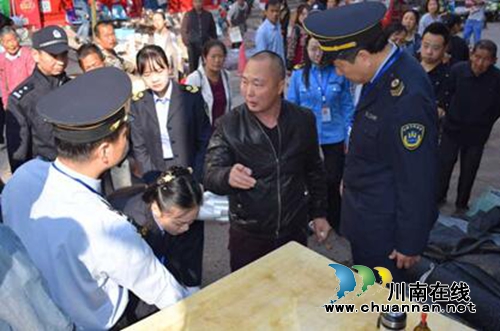 龙马潭区特兴镇开展打击非法行医活动(图2)