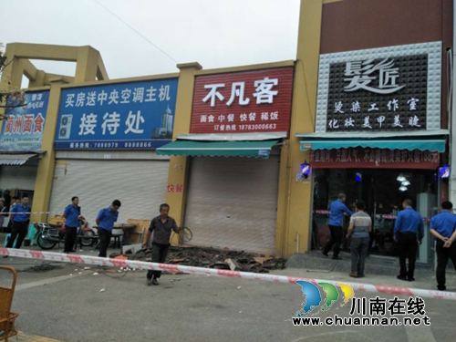 古蔺城管为人行道“整容” 依法拆除违规乱建行为(图1) 古蔺城管为人行道“整容” 依法拆除违规乱建行为(图1)