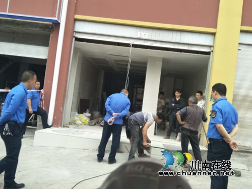 古蔺城管为人行道“整容” 依法拆除违规乱建行为(图2) 古蔺城管为人行道“整容” 依法拆除违规乱建行为(图2)