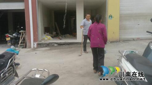 古蔺城管为人行道“整容” 依法拆除违规乱建行为(图3) 古蔺城管为人行道“整容” 依法拆除违规乱建行为(图3)