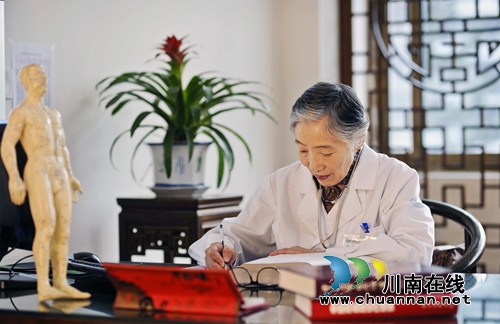 90岁的孙同郊,依然走在治病救人道路上……(图1) 90岁的孙同郊,依然走在治病救人道路上……(图1)