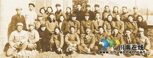 90岁的孙同郊,依然走在治病救人道路上……(图2) 90岁的孙同郊,依然走在治病救人道路上……(图2)