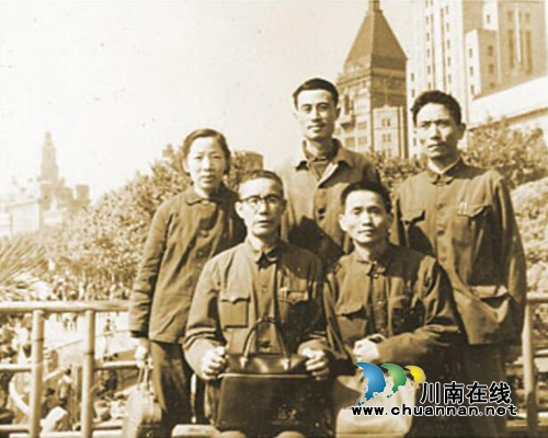 90岁的孙同郊,依然走在治病救人道路上……(图4) 90岁的孙同郊,依然走在治病救人道路上……(图4)