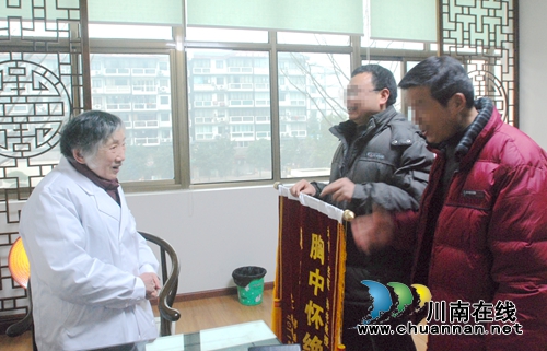 90岁的孙同郊,依然走在治病救人道路上……(图5) 90岁的孙同郊,依然走在治病救人道路上……(图5)