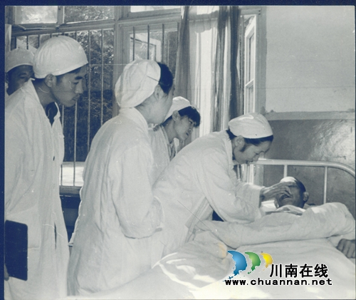 90岁的孙同郊,依然走在治病救人道路上……(图6) 90岁的孙同郊,依然走在治病救人道路上……(图6)