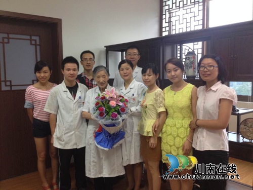 90岁的孙同郊,依然走在治病救人道路上……(图7) 90岁的孙同郊,依然走在治病救人道路上……(图7)