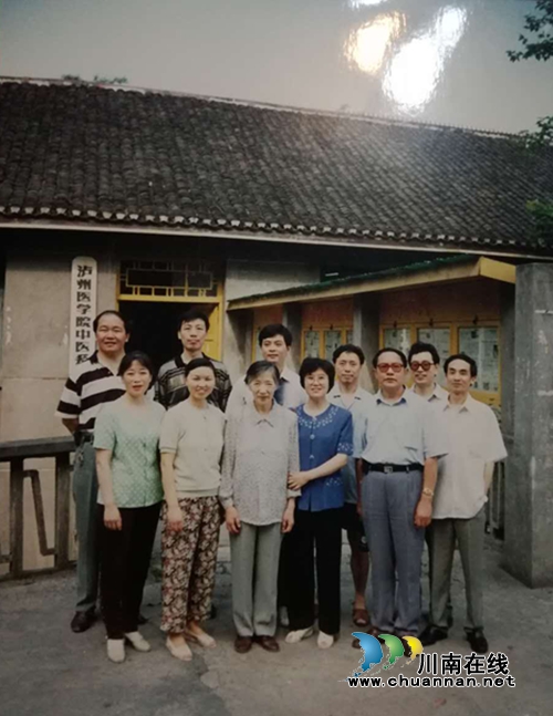 90岁的孙同郊,依然走在治病救人道路上……(图8) 90岁的孙同郊,依然走在治病救人道路上……(图8)