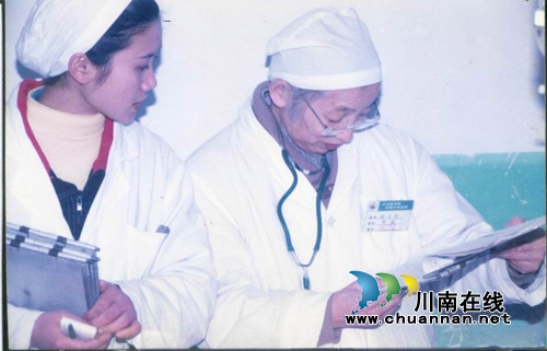 90岁的孙同郊,依然走在治病救人道路上……(图9) 90岁的孙同郊,依然走在治病救人道路上……(图9)