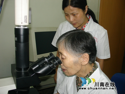 90岁的孙同郊,依然走在治病救人道路上……(图10) 90岁的孙同郊,依然走在治病救人道路上……(图10)