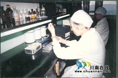 90岁的孙同郊,依然走在治病救人道路上……(图11) 90岁的孙同郊,依然走在治病救人道路上……(图11)