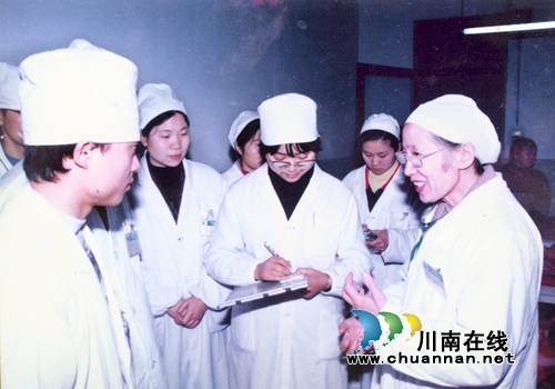 90岁的孙同郊,依然走在治病救人道路上……(图14) 90岁的孙同郊,依然走在治病救人道路上……(图14)