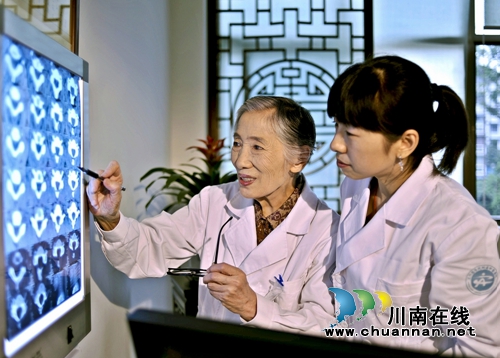 90岁的孙同郊,依然走在治病救人道路上……(图15) 90岁的孙同郊,依然走在治病救人道路上……(图15)