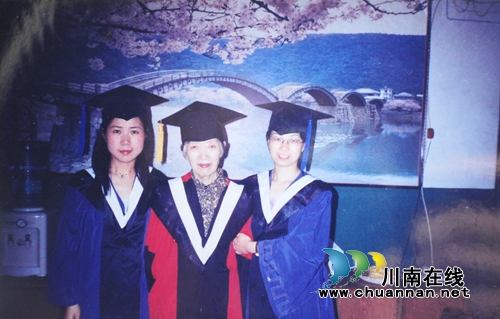 90岁的孙同郊,依然走在治病救人道路上……(图16) 90岁的孙同郊,依然走在治病救人道路上……(图16)