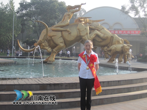 90岁的孙同郊,依然走在治病救人道路上……(图27) 90岁的孙同郊,依然走在治病救人道路上……(图27)