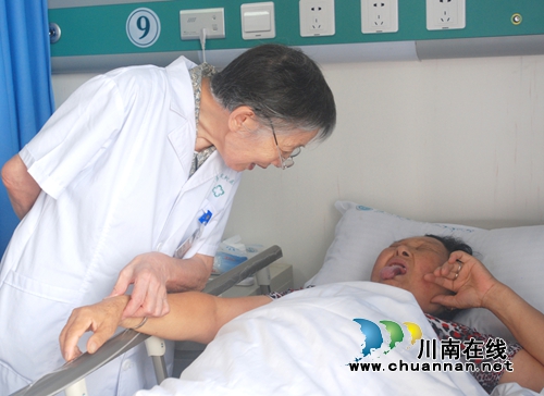 90岁的孙同郊,依然走在治病救人道路上……(图20) 90岁的孙同郊,依然走在治病救人道路上……(图20)