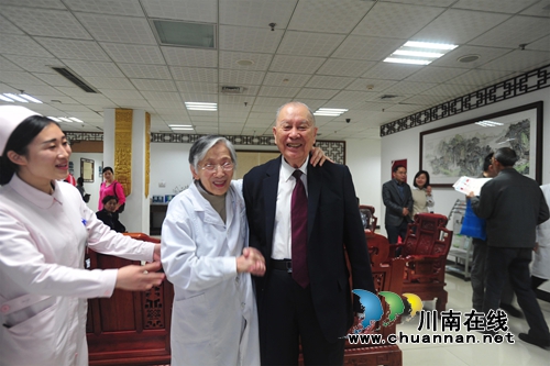 90岁的孙同郊,依然走在治病救人道路上……(图18) 90岁的孙同郊,依然走在治病救人道路上……(图18)