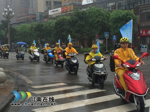 营造食品安全宣传氛围&nbsp;合江美团小哥再出发(图1)