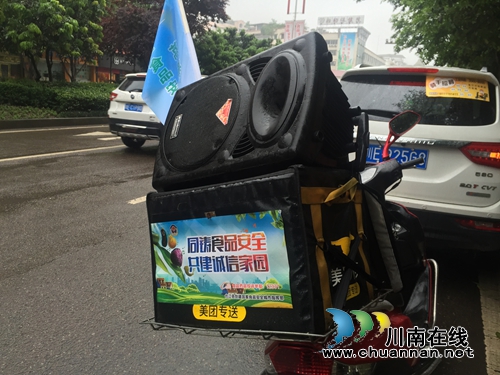 营造食品安全宣传氛围&nbsp;合江美团小哥再出发(图2)