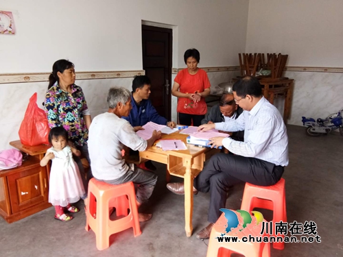 泸县潮河镇积极开展近期重点工作群众性入户宣传活动(图1)