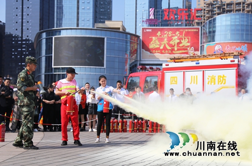 江阳区华阳街道举行城市商业综合体高层消防疏散应急演练(图1)