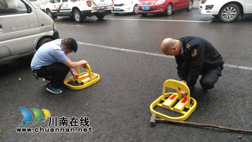 国卫复审红星城管在行动&nbsp;雨中拆除地锁获点赞(图1)