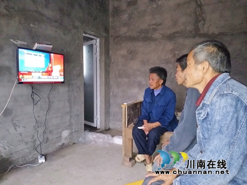 泸县百和镇：8位孤老搬进聚居新居看新电视(图1)
