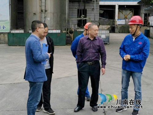 泸县政协副主席杜开卷到百和镇检查节前安全生产工作(图2)