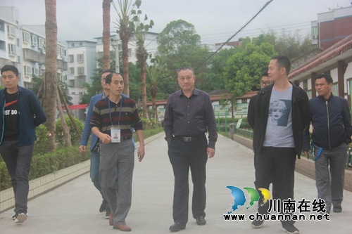 泸县政协副主席杜开卷到百和镇检查节前安全生产工作(图1)