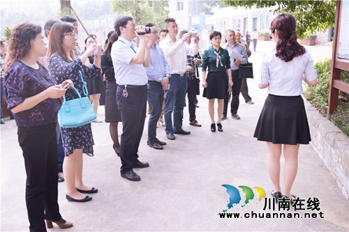 泸州十八中迎接全市基层党建工作现场会考察(图4) 泸州十八中迎接全市基层党建工作现场会考察(图4)