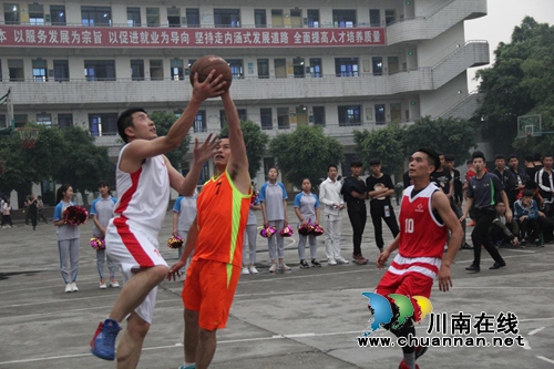 县长上阵！泸县建校与县政府开展篮球友谊赛(图1)