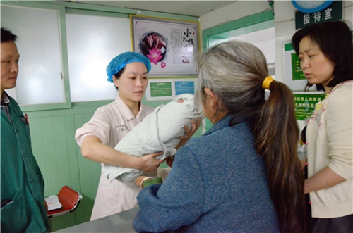 自贡:警医跨市联动寻亲 帮助新生女婴回家(图1) 自贡:警医跨市联动寻亲 帮助新生女婴回家(图1)