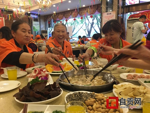 “五一”节 自贡一企业免费请万名环卫工吃饭(图1) “五一”节 自贡一企业免费请万名环卫工吃饭(图1)