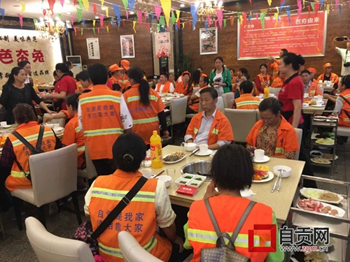 “五一”节 自贡一企业免费请万名环卫工吃饭(图2) “五一”节 自贡一企业免费请万名环卫工吃饭(图2)