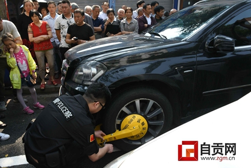 自贡富顺法院假日执行：老赖百万奔驰车被扣(图4)