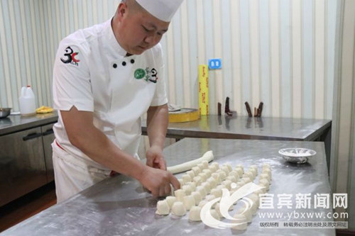 “翠屏工匠”胡强：将宜宾非遗做进自创小吃(图1)