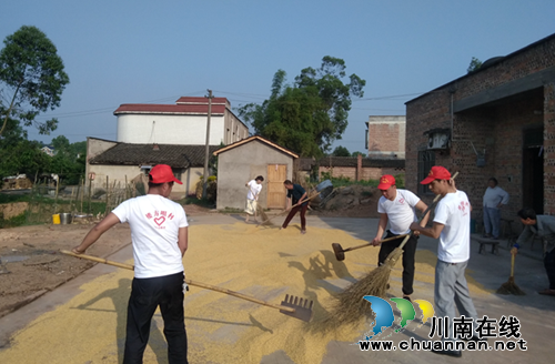 泸县：百和镇青年志愿者结对帮扶困难群众(图2)