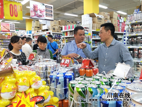 合江县合江镇党委书记带队检查“五一”食品安全(图1) 合江县合江镇党委书记带队检查“五一”食品安全(图1)