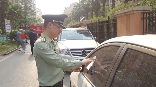 自贡开出全市首张消防车通道违法停车告知单(图1)