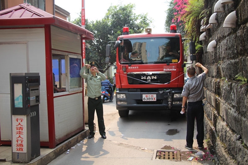 自贡开出全市首张消防车通道违法停车告知单(图4)
