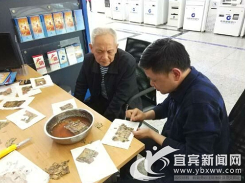 宜宾建行“拼图”6小时&nbsp;老人数千元残币终兑换(图1)