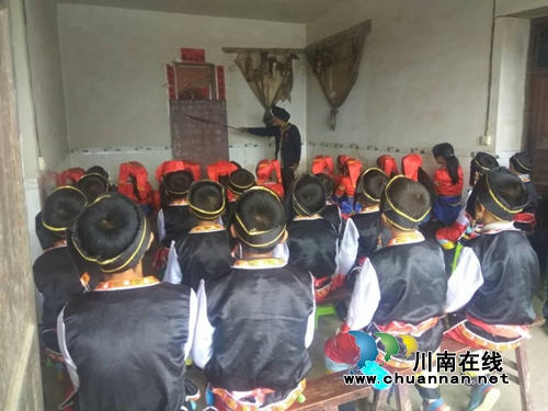 叙永县水潦彝族乡：节日假期教学&nbsp;传承彝族语言(图1)