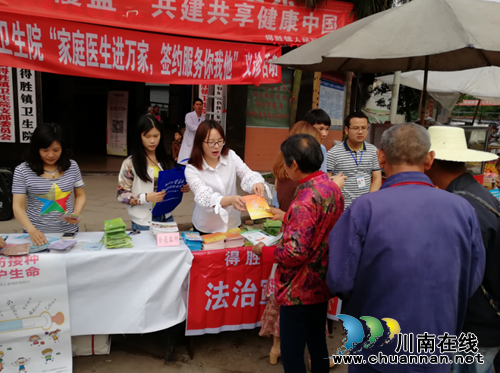泸县:“得胜普法小分队”开展街头普法活动(图1) 泸县:“得胜普法小分队”开展街头普法活动(图1)