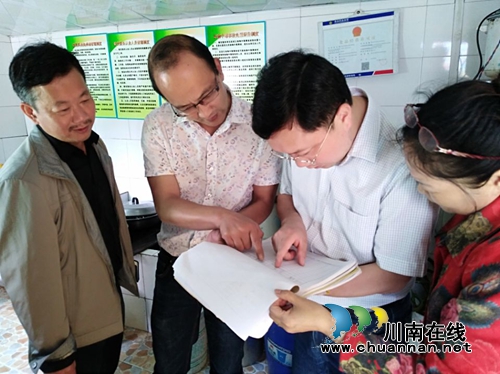 泸县百和镇党委书记刘代全带队检查学校安全工作(图1) 泸县百和镇党委书记刘代全带队检查学校安全工作(图1)
