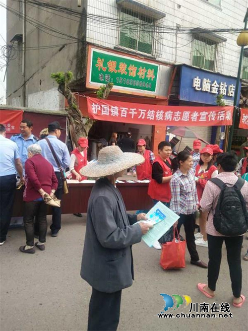 纳溪区护国镇卫生院开展“预防接种·守护生命”宣传活动(图2) 纳溪区护国镇卫生院开展“预防接种·守护生命”宣传活动(图2)