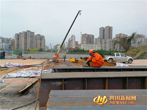 自贡首座钢桁架拱桥4200吨主梁月底整体顶推(图4)