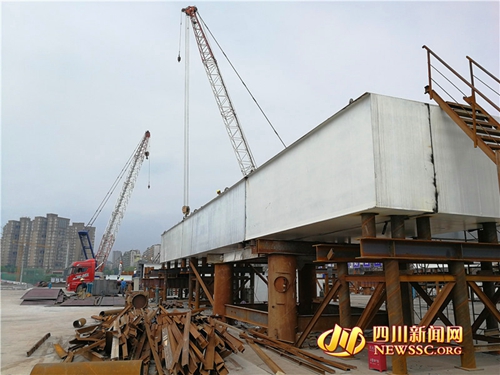 自贡首座钢桁架拱桥4200吨主梁月底整体顶推(图3)