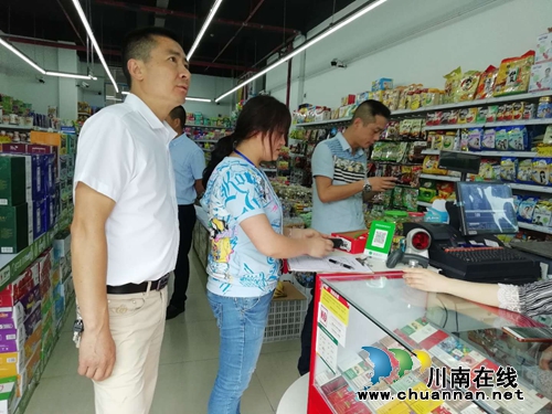 江阳区张坝街道沙坪社区开展沿街店面食品安全检查(图1)