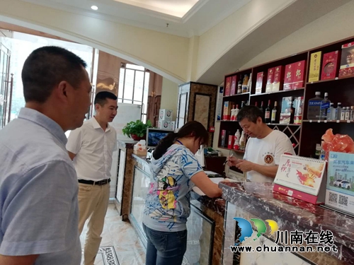 江阳区张坝街道沙坪社区开展沿街店面食品安全检查(图2)