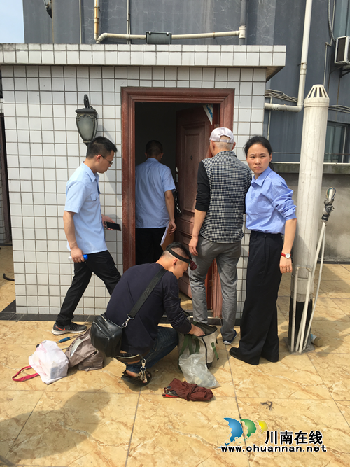 老赖屋内堵门&nbsp;龙马潭法院“战狼”出击终进门(图2)