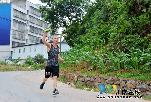 叙永县城西实验学校全体教职工激情奔跑诠释“五四”精神(图3) 叙永县城西实验学校全体教职工激情奔跑诠释“五四”精神(图3)